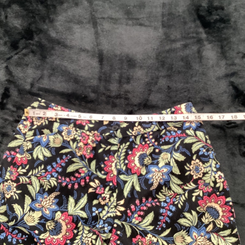 Appleseed’s, 8p, floral on black background, stretch, straight leg pants - Picture 2 of 13